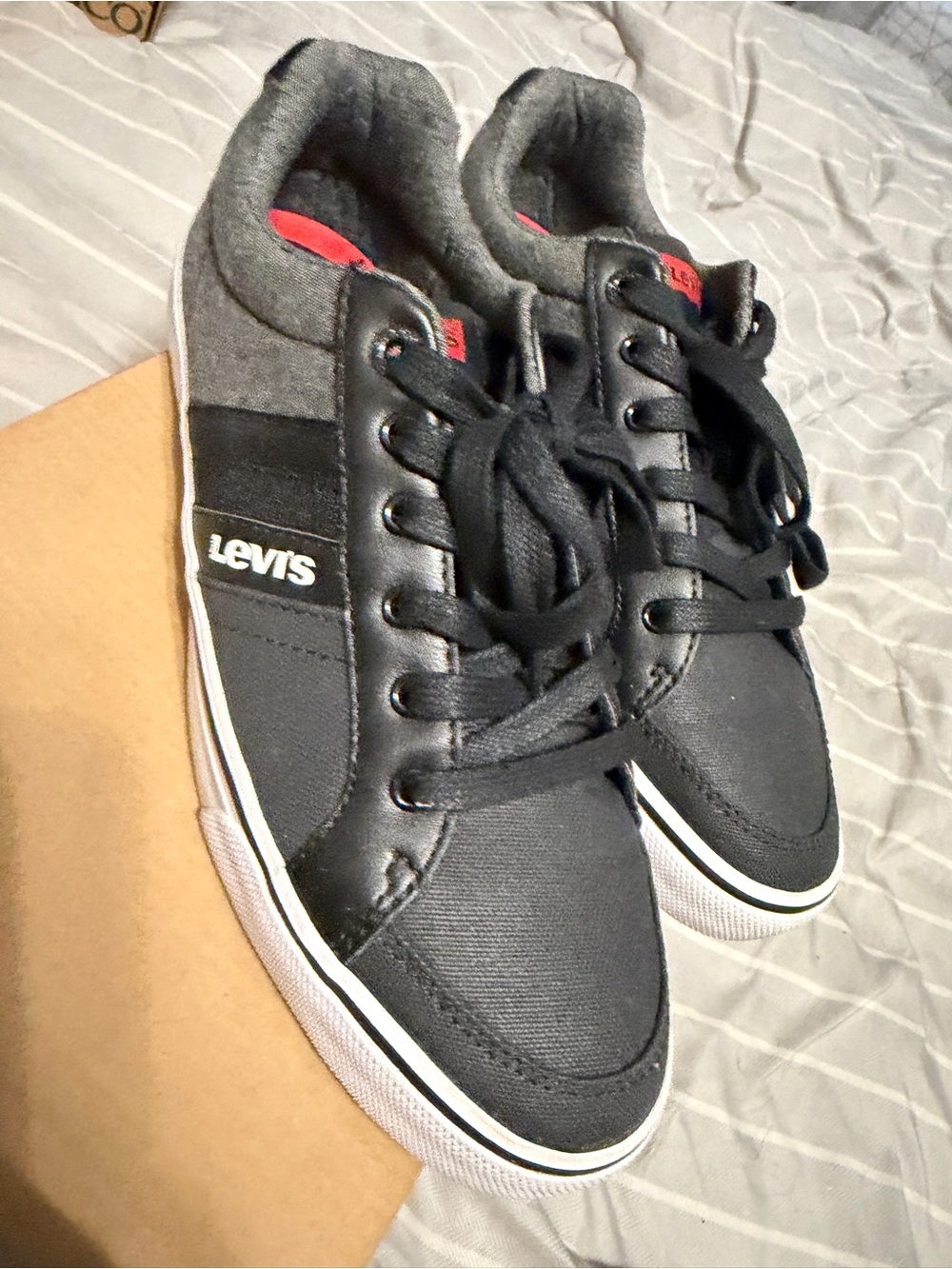 Levi's Men's Black and Gray Lace-Up Low-Top Sneakers